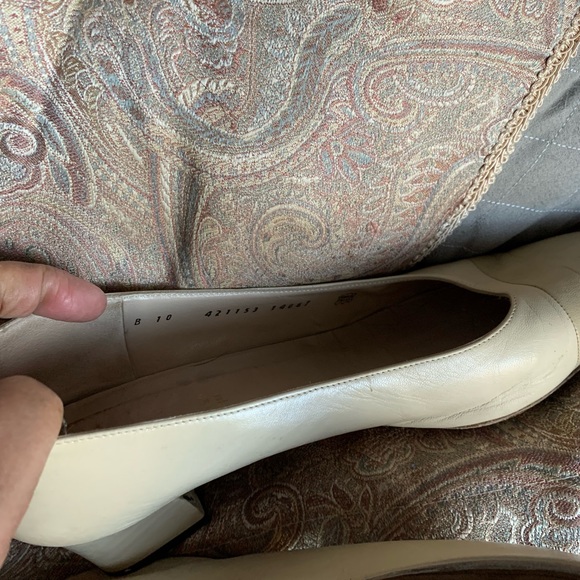 Bruno Magli size 10(US) 2 tone pumps - Picture 3 of 4